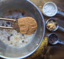 Load image into Gallery viewer, 1/2 teaspoon of SpiceFix cinnamon powder in oatmeal