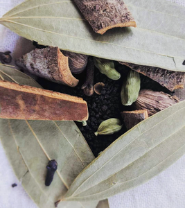 SpiceFix Bay Leaves mixed with SpiceFix Cinnamon Sticks, Cloves and Tellicherry Black Peppercorns
